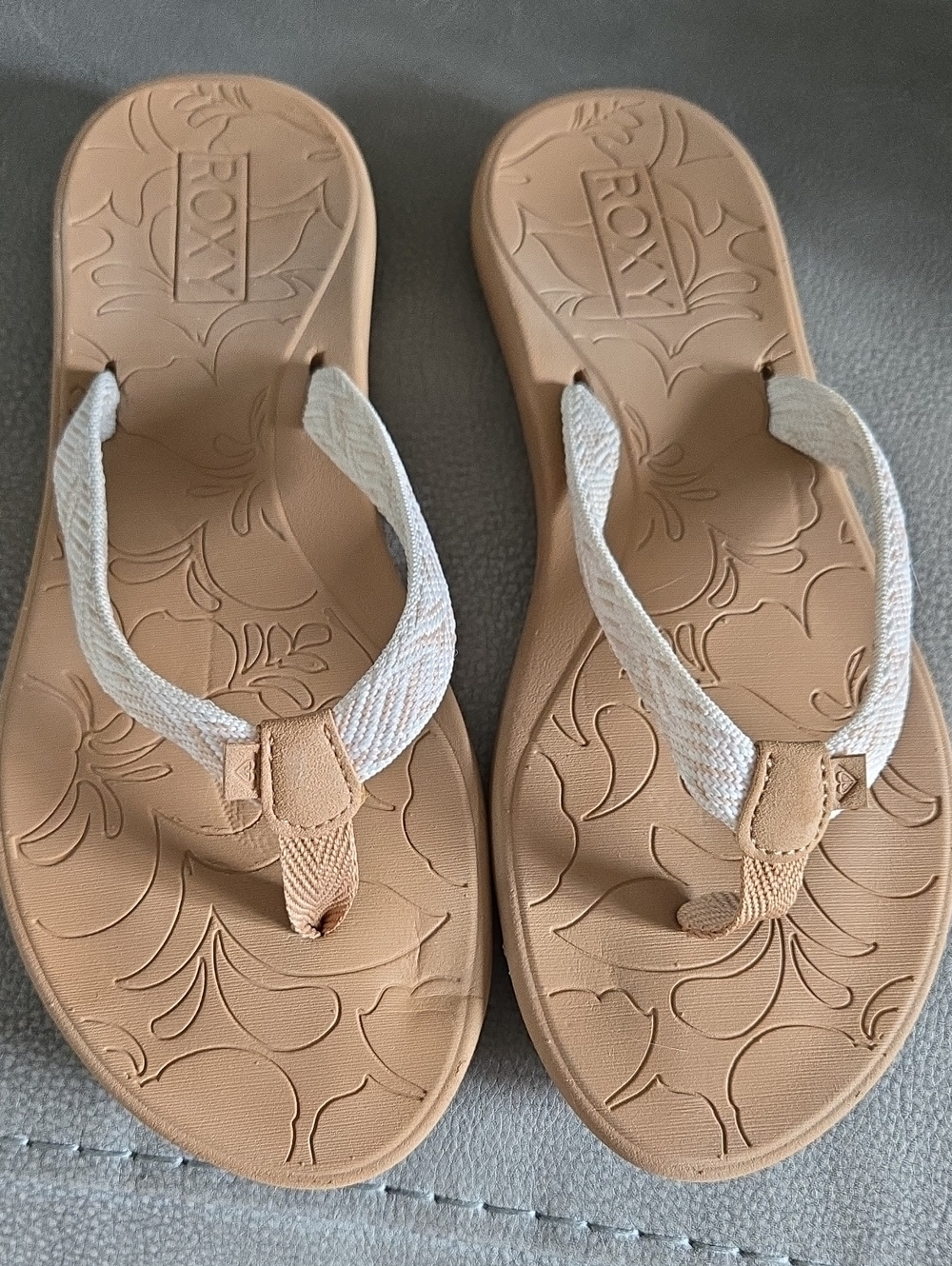 Roxy Women's Tan Sandal Flip-Flops with White Design Straps
